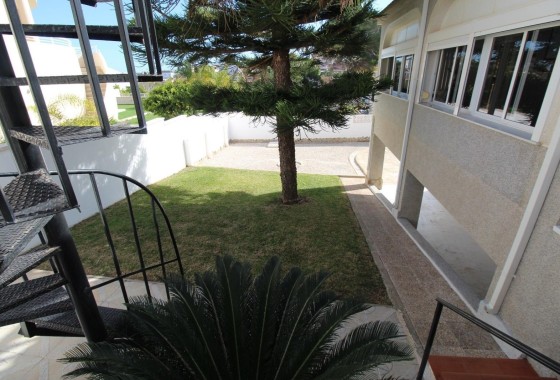 Herverkoop - Rijhuis -
Torrevieja - Los Balcones