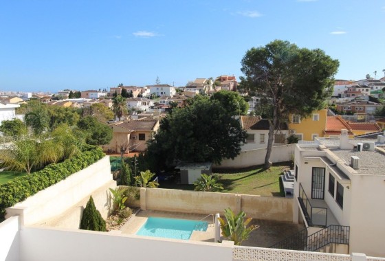Herverkoop - Rijhuis -
Torrevieja - Los Balcones