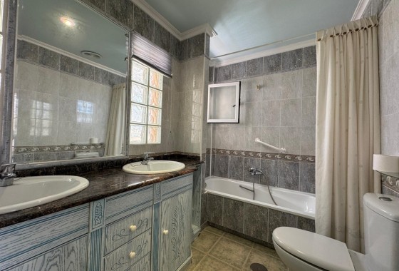 Resale - Townhouse -
Guardamar del Segura - Urbanizaciones