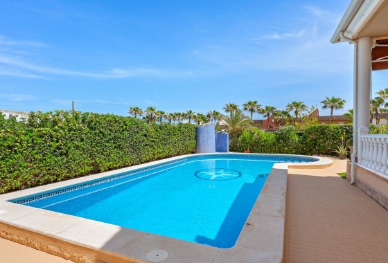 Sprzedaż - Willa wolnostojąca -
Torrevieja - La Mata