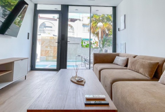 Herverkoop - Rijhuis -
Torrevieja - Nueva Torrevieja