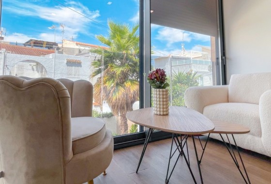 Herverkoop - Rijhuis -
Torrevieja - Nueva Torrevieja
