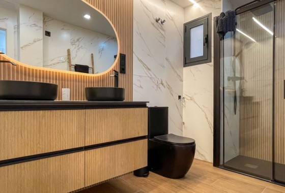 Herverkoop - Rijhuis -
Torrevieja - Nueva Torrevieja