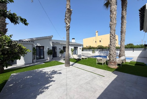 Herverkoop - Vrijstaande Villa -
Torrevieja - Punta Prima