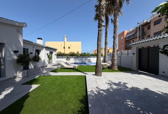 Herverkoop - Vrijstaande Villa -
Torrevieja - Punta Prima