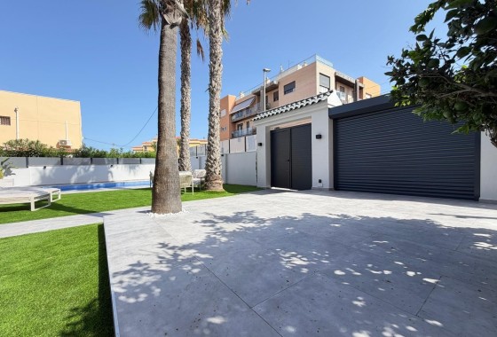 Herverkoop - Vrijstaande Villa -
Torrevieja - Punta Prima