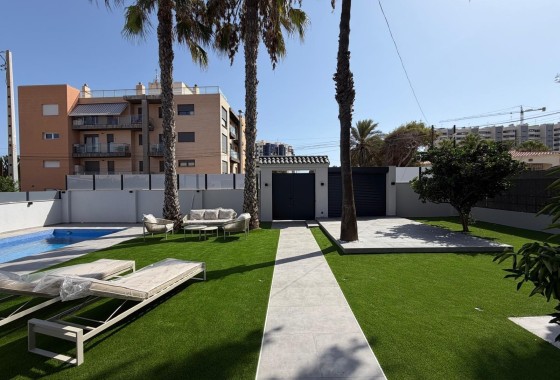 Herverkoop - Vrijstaande Villa -
Torrevieja - Punta Prima