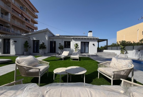 Herverkoop - Vrijstaande Villa -
Torrevieja - Punta Prima