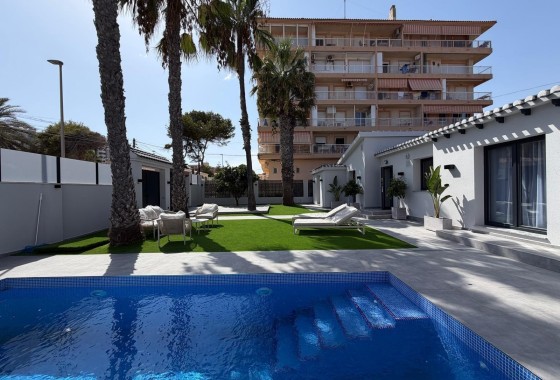 Herverkoop - Vrijstaande Villa -
Torrevieja - Punta Prima