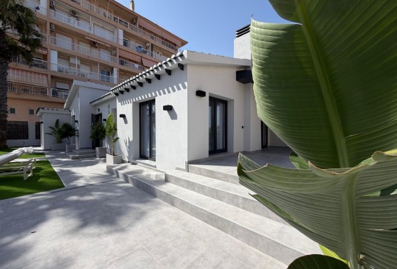 Herverkoop - Vrijstaande Villa -
Torrevieja - Punta Prima
