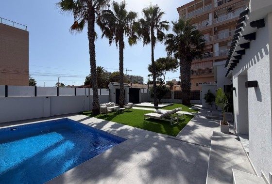Herverkoop - Vrijstaande Villa -
Torrevieja - Punta Prima