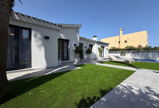 Herverkoop - Vrijstaande Villa -
Torrevieja - Punta Prima