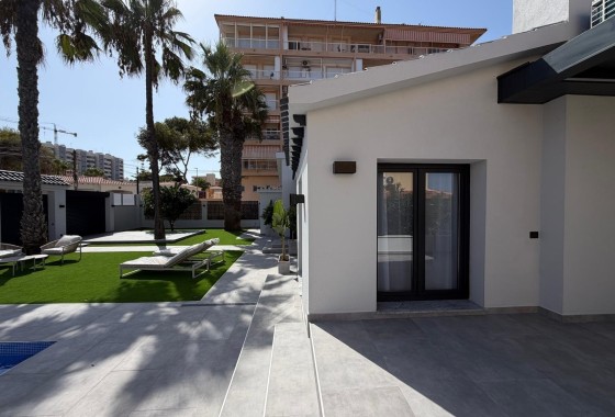 Herverkoop - Vrijstaande Villa -
Torrevieja - Punta Prima