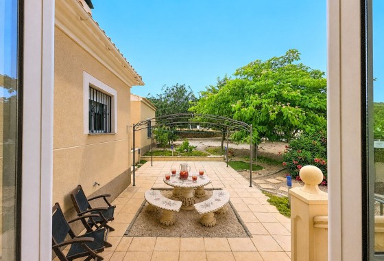 Venta - Chalet Independiente -
Pinoso