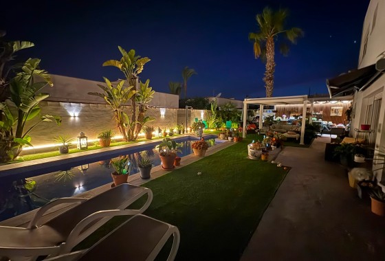 Venta - Chalet Independiente -
Torrevieja - La Siesta