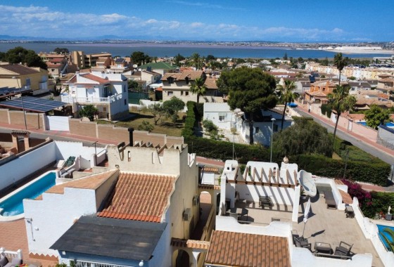 Herverkoop - Halfvrijstaande villa -
Torrevieja - Los Balcones