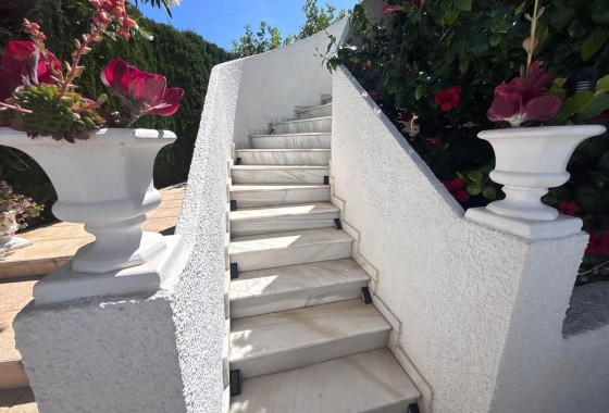 Herverkoop - Halfvrijstaande villa -
Torrevieja - Los Balcones