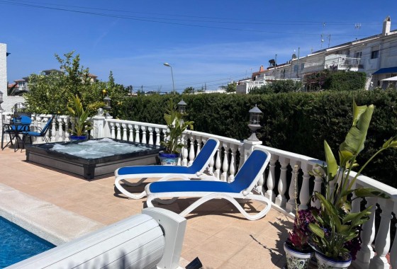 Herverkoop - Halfvrijstaande villa -
Torrevieja - Los Balcones