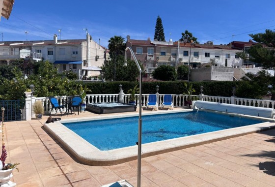 Herverkoop - Halfvrijstaande villa -
Torrevieja - Los Balcones