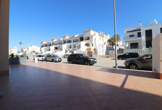Herverkoop - Commercieel -
Los Montesinos - Entre Naranjos - Vistabella Golf