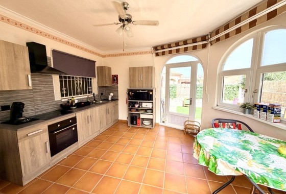 Venta - Chalet Independiente -
Benijofar