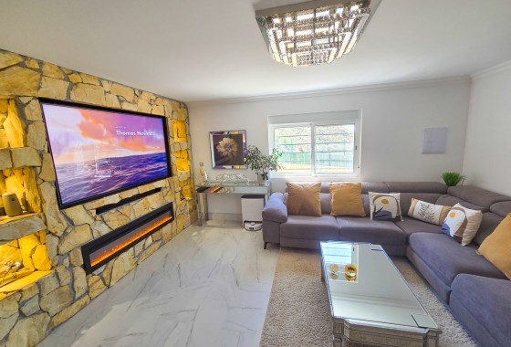 Venta - Chalet Independiente -
Crevillente