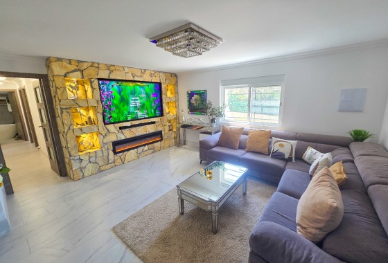 Venta - Chalet Independiente -
Crevillente
