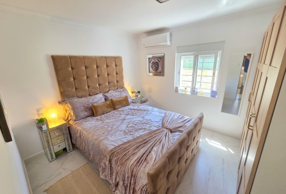 Venta - Chalet Independiente -
Crevillente
