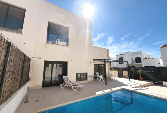 Herverkoop - Halfvrijstaande villa -
Ciudad Quesada - Rojales - Pueblo Bravo