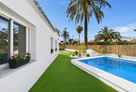 Herverkoop - Halfvrijstaande villa -
Orihuela Costa - Punta Prima