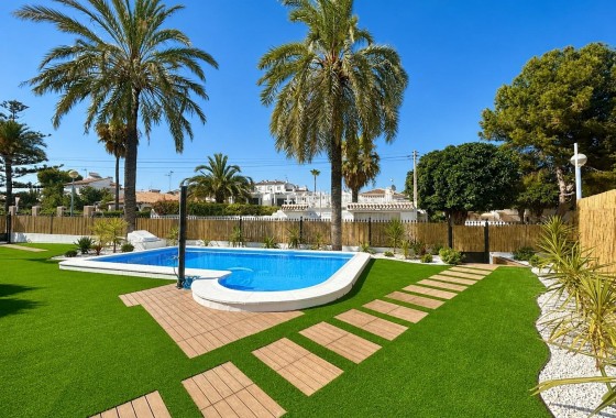 Herverkoop - Halfvrijstaande villa -
Orihuela Costa - Punta Prima
