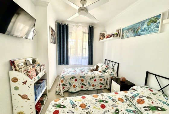 Herverkoop - Rijhuis -
Heredades - Costa Blanca