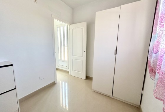 Herverkoop - Rijhuis -
Heredades - Costa Blanca