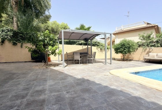 Wiederverkauf - Freistehende Villa -
Villamartín