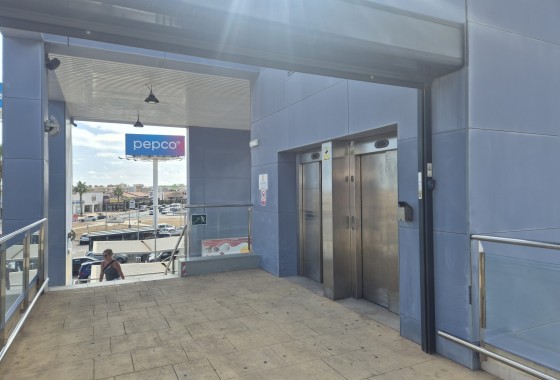 Venta - Comercial -
La Zenia