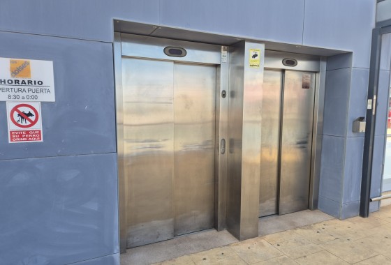 Venta - Comercial -
La Zenia