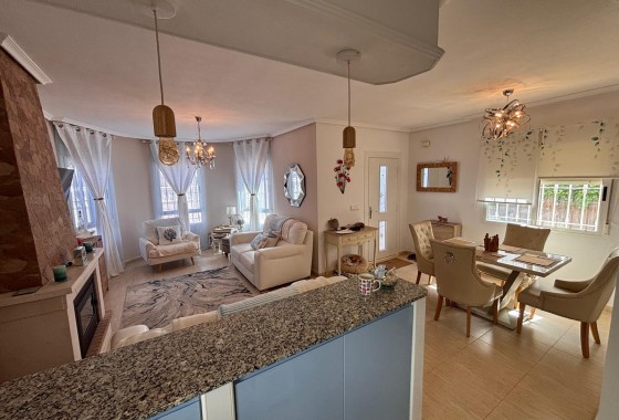 Resale - Detached Villa -
El Campo