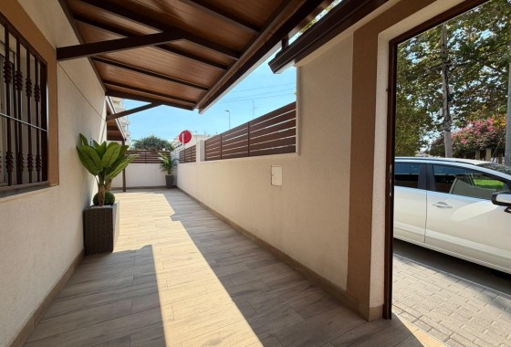 Herverkoop - Rijhuis -
Torrevieja - Nueva Torrevieja