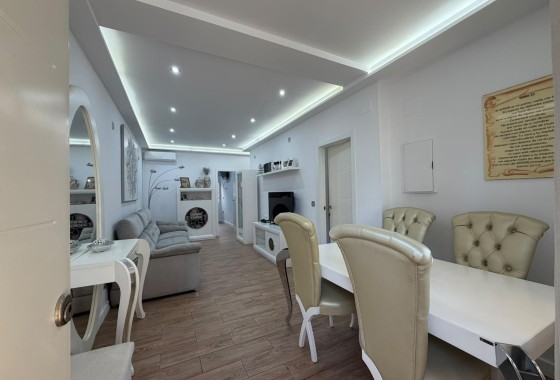 Herverkoop - Rijhuis -
Torrevieja - Nueva Torrevieja