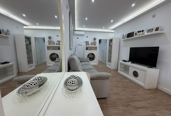 Herverkoop - Rijhuis -
Torrevieja - Nueva Torrevieja