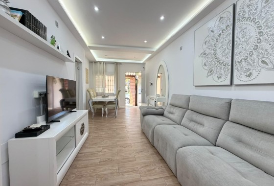 Herverkoop - Rijhuis -
Torrevieja - Nueva Torrevieja