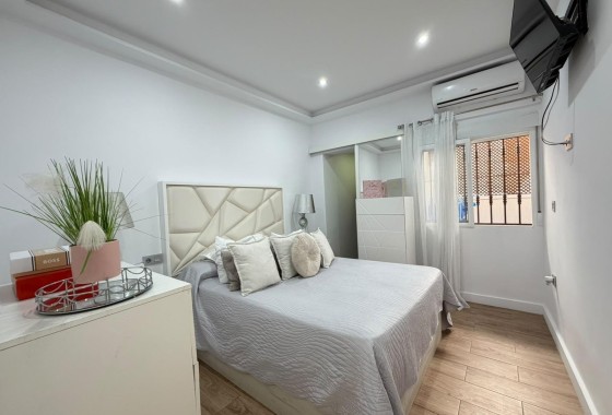 Herverkoop - Rijhuis -
Torrevieja - Nueva Torrevieja