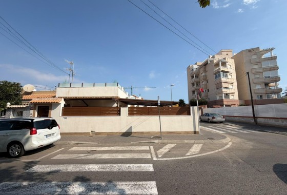 Herverkoop - Rijhuis -
Torrevieja - Nueva Torrevieja