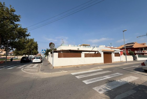 Herverkoop - Rijhuis -
Torrevieja - Nueva Torrevieja