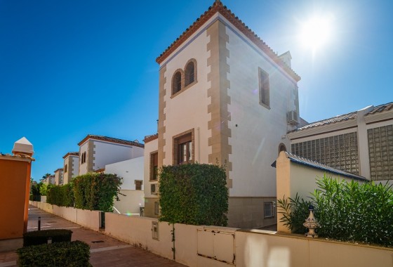 Venta - Adosado -
Algorfa