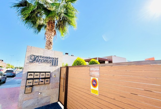 Venta - Villa Semi Adosado -
Los Montesinos - La Herada