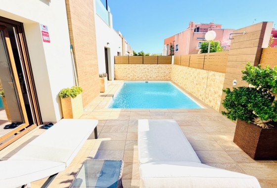 Venta - Villa Semi Adosado -
Los Montesinos - La Herada