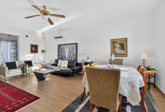 Venta - Chalet Independiente -
Torrevieja