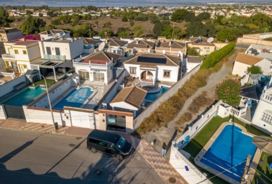 Venta - Chalet Independiente -
Torrevieja
