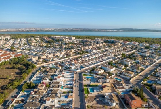 Venta - Chalet Independiente -
Torrevieja